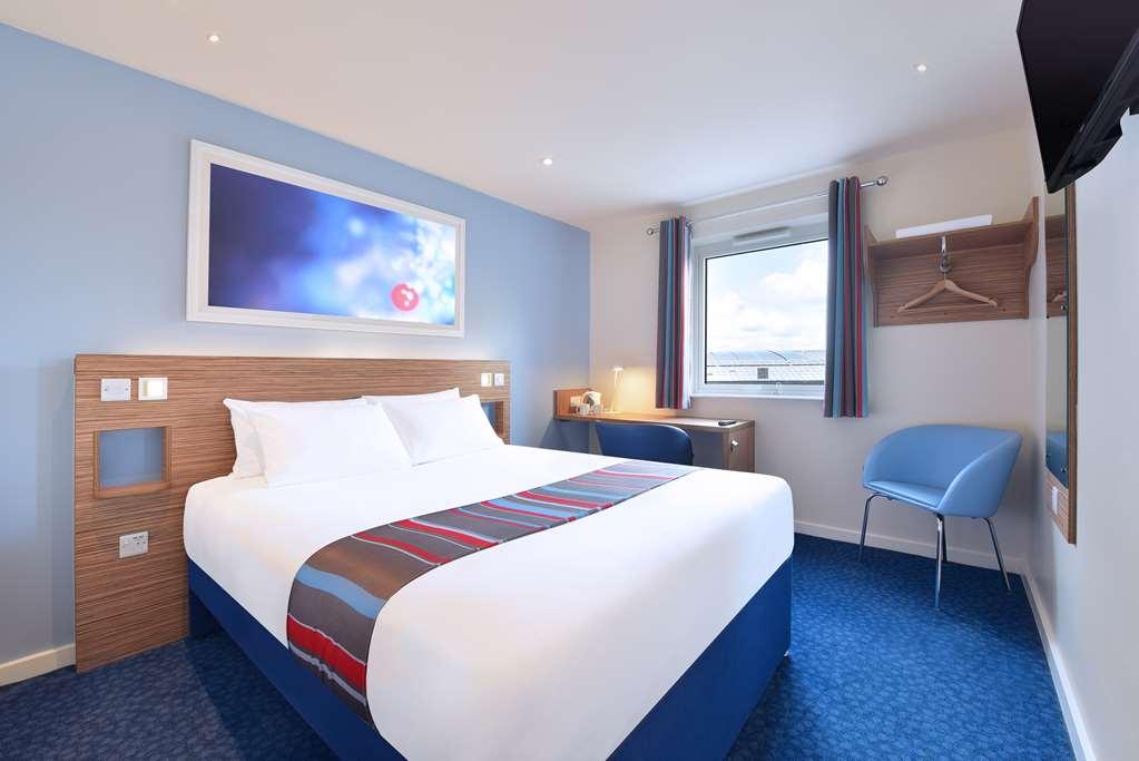 Travelodge Hatfield Central Room photo