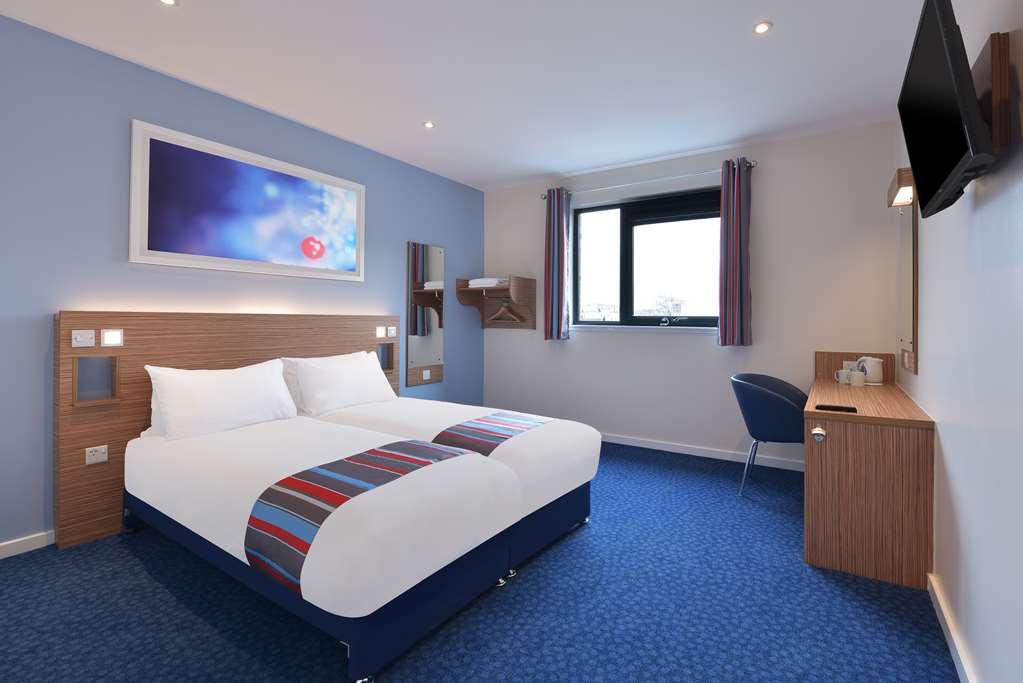 Travelodge Hatfield Central Room photo