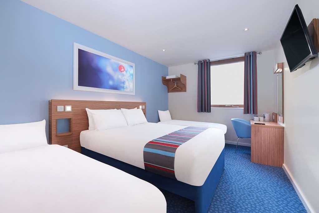 Travelodge Hatfield Central Room photo