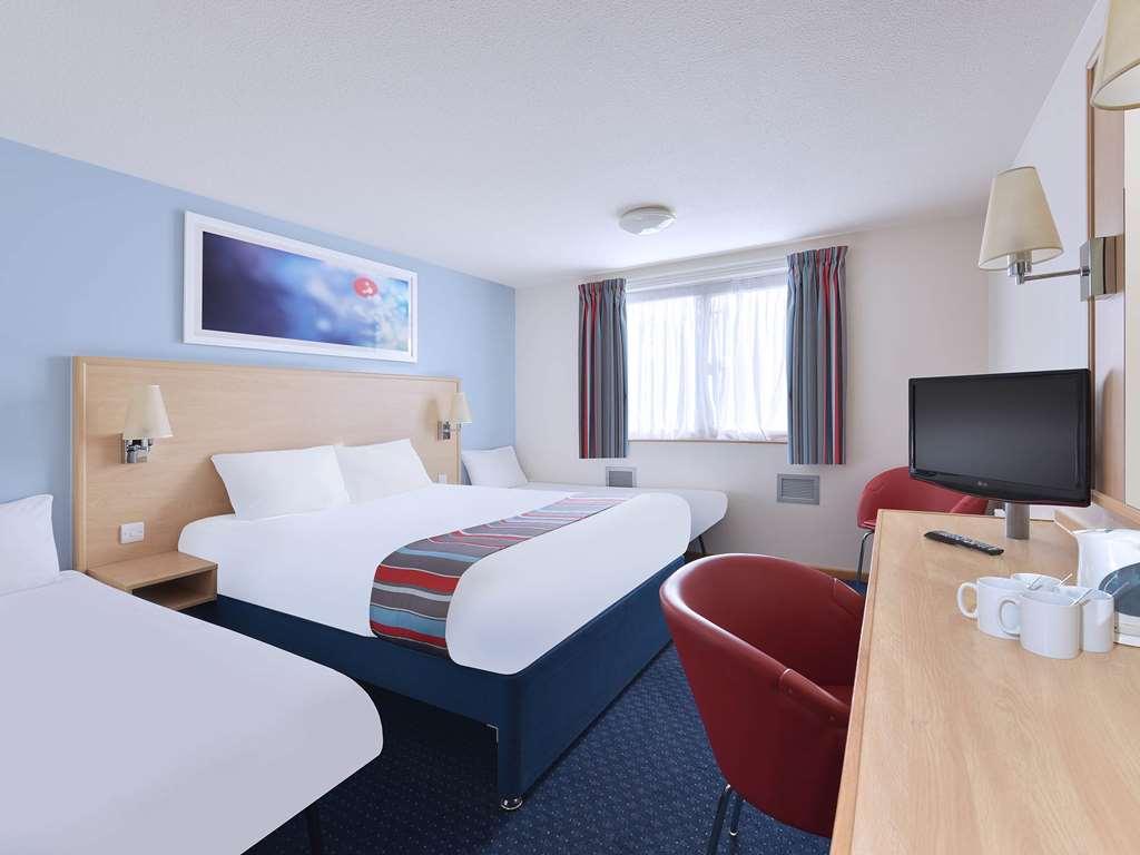 Travelodge Hatfield Central Room photo