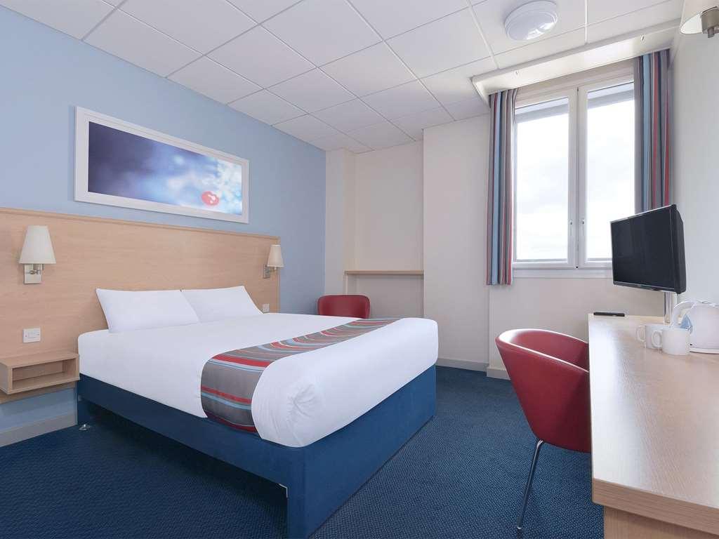 Travelodge Hatfield Central Room photo