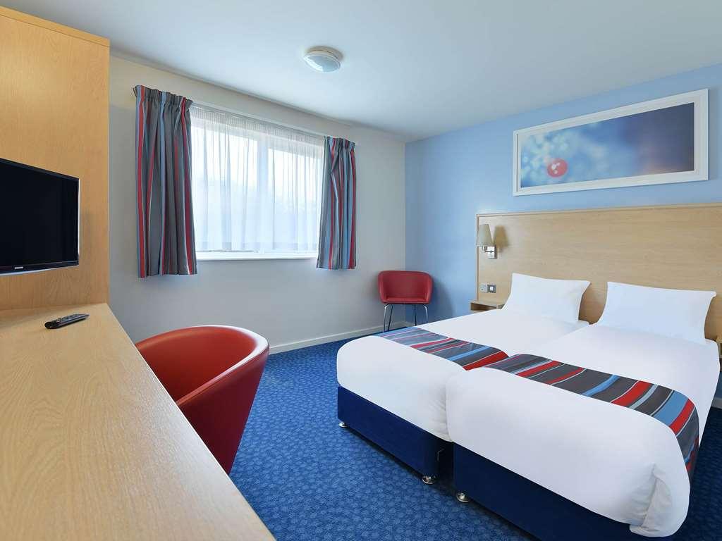 Travelodge Hatfield Central Room photo