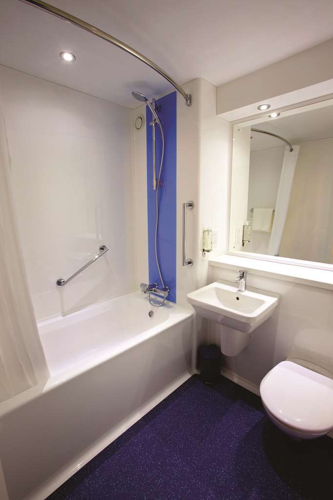 Travelodge Hatfield Central Room photo